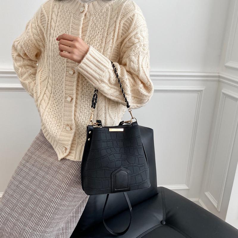 Women Western style bucket bag